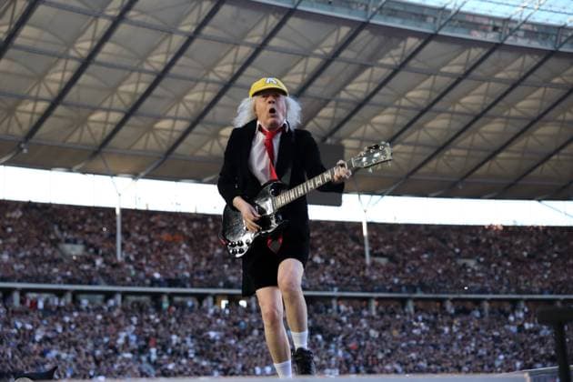 Entertainment Themen der Woche KW27 Bilder des Jahres 2025, Entertainment 06 Juni Entertainment Bilder des Tages Angus Young von der Band AC DC bei einem Konzert im Olympiastadion in Berlin, 30. Juni 2025. AC DC Konzert Berlin *** Angus Young from the band AC DC at a concert in the Olympiastadion in Berlin, June 30, 2025 AC DC concert Berlin