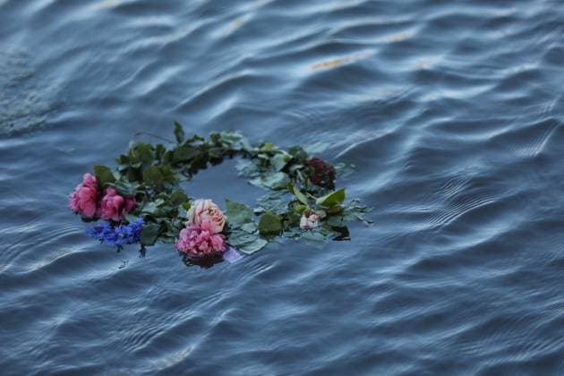 Wreaths Festival In Krakow Wreaths float down the Vistula during the Wreaths Festival with the slogan From dawn to dawn at Planty in Krakow, Poland, on June 21, 2025. The Wreaths Festival, or Music Festival in Krakow, is an annual event organized during the summer solstice called Kupala Night. This holiday refers to the traditions of the Slavs and their rituals, where herbs and flowers play an important role. During the event, participants can weave wreaths, throw them down the Vistula River, or go to concerts taking place near Wawel. Krakow Poland  Copyright: xKlaudiaxRadeckax originalFilename: radecka-wreathsf250621_npsBk.jpg