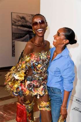 Nondi Beattie mit Hadnet Tesfai zu Gast bei der Eroeffnung vom Berliner Salon auf der Berlin Fashion Week 2025 in der Courtesy Helmut Newton Stiftung a,30 Juni 2025 in Berlin Berlin Deutschland