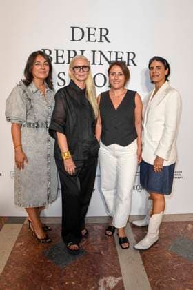 Duezen Tekkal,, Christiane Arp, Tezcan Tekkal , und Tuna Tekkal zu Gast bei der Eroeffnung vom Berliner Salon auf der Berlin Fashion Week 2025 in der Courtesy Helmut Newton Stiftung a,30 Juni 2025 in Berlin Berlin Deutschland