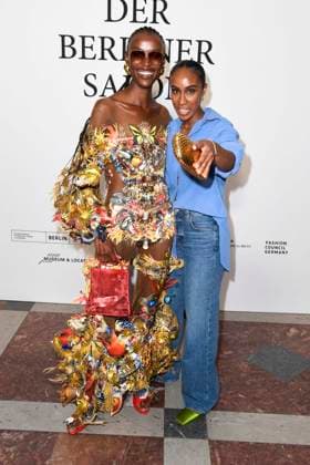 Nondi Beattie mit Hadnet Tesfai zu Gast bei der Eroeffnung vom Berliner Salon auf der Berlin Fashion Week 2025 in der Courtesy Helmut Newton Stiftung a,30 Juni 2025 in Berlin Berlin Deutschland