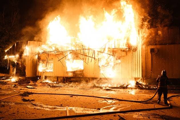 News Themen der Woche KW27 RUSSIA, DONETSK - JUNE 30, 2025: An emergrency worker battles a fire near the Central Department Store (TsUM) after a Ukrainian military strike. Dmitry Yagodkin TASS  82118570