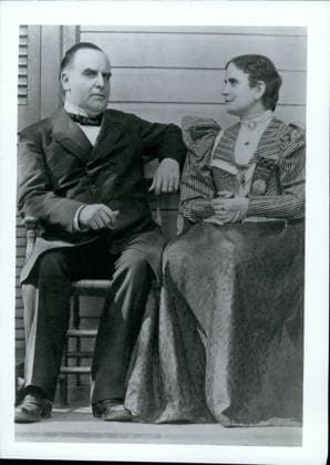 US-Politik Regierung 1896 – Präsident und Mrs. William McKinley zu Hause in Canton, Ohio, während seines ersten Präsidentschaftswahlkampfs 1896. (Mrs. McKinley, geborene Ida Saxton) *** US politics Government 1896 – President and Mrs William McKinley to House in Canton, Ohio, during his first Presidential election campaign 1896 Mrs McKinley, born Ida Saxton  Copyright: xUnitedxArchivesx xkpaxKeystonex 19600104_baf_k09_337