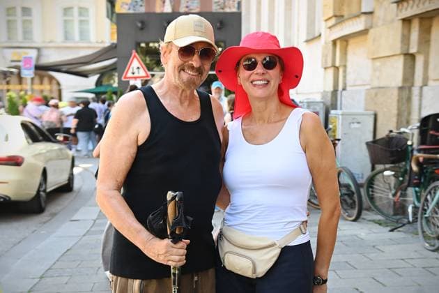 Entertainment Themen der Woche KW27 Beim Flanieren in München erwischt:Thomas GOTTSCHALK mit Ehefrau Karina im Muskelschirt und mit Nordic Walking Stoecken auf dem Promenadeplatz. ZDF Empfang Get Totgether Orange Hour in H ugo s Bar anlaesslich Filmfest Muenchen am 01.07.2025. *** While strolling in Munich Thomas GOTTSCHALK caught with his wife Karina in a muscle shirt and with Nordic Walking sticks on the Promenadeplatz ZDF Reception Get Totgether Orange Hour in Hugo s Bar on the occasion of Filmfest Muenchen on 01 07 2025