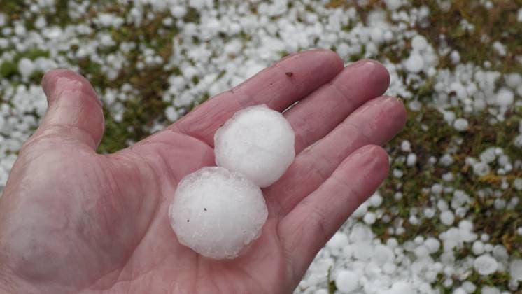 News Themen der Woche KW27 Schwere Gewitter und ein Hagelunwetter haben die Hitze in Baden-Württemberg abrupt beendet. Gegen 13 Uhr entluden sich heftige Gewitter mit Starkregen und Hagelschlag über Empfingen. Tischtennisballhagel zerschlug zahlreiche Pflanzen. Der Fußballplatz war schneeweiß. Auf der A 81 bei Empfingen stockte der Verkehr auf Grund des Hagelschlags. Noch mehr Hagel gab es im Nachbarort Gruol zuverzeichnen. Mehrere Zentimeter hoch lagen die Hagelmassen. Über der Landschaft legte sich eine kalte Nebeldecke. Ursache hierfür Verdunstungsskälte durch den Hagel . Über dem Hagel war es eisig kalt. Das Thermometer zeigte nur noch 0,6 ¡C. Auch eine Anwohnerin wurde völlig überrascht. Als sie auf Arbeit ging herrschten noch 32 ¡C. Nach dem Gewitter benötigte
