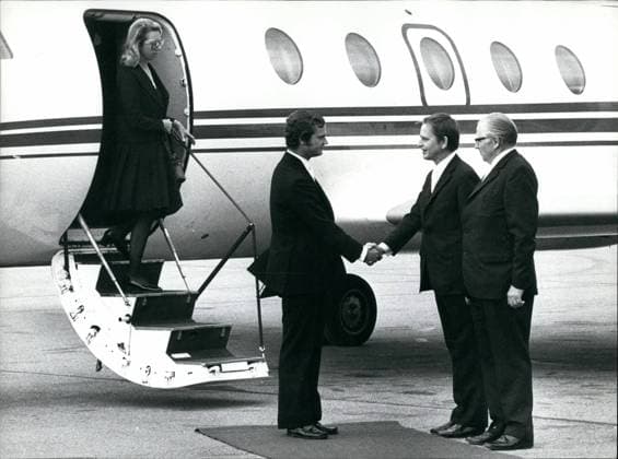 Kategorisiert werden 26. Februar 2012 – König Gustav Adolf ist verstorben. Das Foto zeigt Prinzessin Christina und Thronfolger Carl Gustav, die am Flughafen von Premierminister Olof Palme und Schatzkanzler Gunnar Strang empfangen werden. Palme und Strang empfingen sie am Flughafen Arlanda, um ihre Anteilnahme an ihrer Trauer auszudrücken. *** Categorized become 26 February 2012 – King Gustav Adolf is deceased the Photo shows Princess Christina and heir to the throne Carl Gustav, the on Airport from Prime Minister Olof Palme and Chancellor of the Exchequer Gunnar String received become Palme and String Empfingen you on Airport Arlanda, at their Sympathy to their Grief to be expressed  Copyright: xUnitedxArchivesx xkpaxKeystonex 19600107_baf_k09_635
