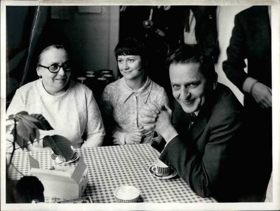 Niederlande Norwegen Schweden 1962 – Einige der Hausfrauen zusammen mit Premierminister Olof Palme. London United Kingdom *** Netherlands Norway Sweden 1962 – some the Housewives together with Prime Minister Olof Palme London United Kingdom  Copyright: xUnitedxArchivesx xkpaxKeystonex 19600108_p01_k09_1264