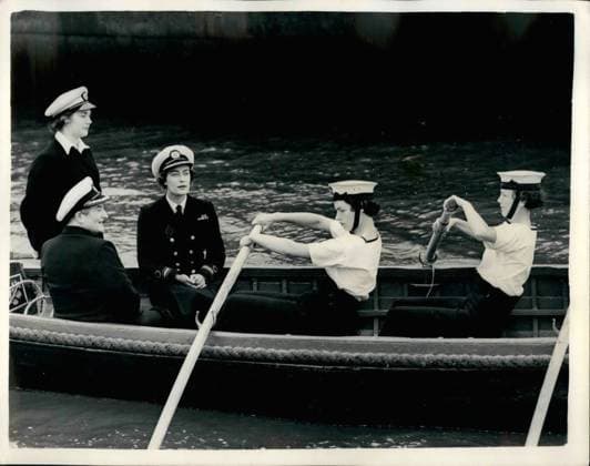 Erben Erbin Mitglieder des Königshauses Prominente 1952 – Lady Pamela Mountbatten besucht Mitglieder des Girls Nautical Training Corps. Der jährliche Lehrgang des Girls Nautical Training Corps – einer freiwilligen Jugendorganisation für seebegeisterte Mädchen zwischen 14 und 20 Jahren – findet an Bord des Ausbildungsschiffs Foudroyant im Hafen von Portsmouth statt. Heute stattete die neu ernannte Kommandantin des Korps, Lady Pamela Mountbatten, dem Schiff einen Besuch ab. Dabei hatte sie zum ersten Mal Gelegenheit, einige der Offiziere und Kadetten kennenzulernen. Das Foto zeigt Lady Pamela Mountbatten an Bord des mit Kadetten besetzten Gigs, das sie heute zur Foudroyant brachte. Am Ruder sitzt die Steuerfrau des Bootes, Miss Margar  Copyright: xUnitedxArchivesx xkpaxKeystonex 19600108_p01_k09_1298