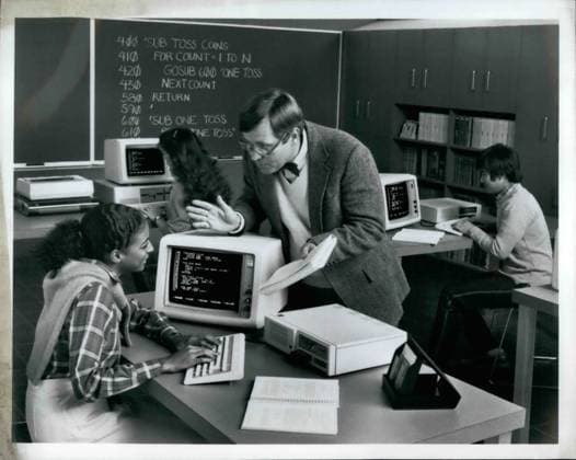 Computer Elektronik Roboter Technologie Fernseher 1981 Der IBM PCjr eignet sich als Lernwerkzeug für den Einsatz im Klassenzimmer und zu Hause. Das System enthält die im Festspeicher integrierte Basic-Kassette und die leicht verständliche Anleitung Hands-On Basic, die den Benutzern die Programmiersprache näherbringt. IBM bietet außerdem die IBM PC Cartridge Basic mit verbesserter Grafik, Farbdarstellung und Sound an. Mit der Basic-Kassette kann der PCjr außerdem eine Reihe von Lernprogrammen auf Diskette ausführen, die mathematische Fähigkeiten, Richtungskonzepte und Fingerfertigkeit fördern sowie Wortassoziation und Computerprogrammierung lehren. New York New York U.S. *** Computer Electronics Robots Technology  Copyright: xUnitedxArchivesx xkpaxKeystonex 19600109_baf_k09_1495