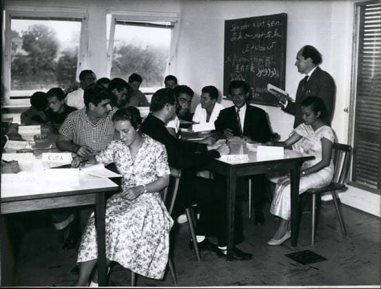 Hochschulen Bildung Pädagogen Professoren Schulen Studenten Lehrer Universitäten 1962 - Unsere Bilder zeigen den Alltag der ausländischen Schüler des Goethe-Instituts in Ebersberg bei München: Goethe-Institut in Ebersberg: Die erste Unterrichtsstunde ist etwas verständnisvoll, aber den lächelnden Gesichtern nach zu urteilen, haben sie bereits Freundschaft geschlossen. *** Universities Education Educators Professors Schools Students Teachers Universities 1962 Our pictures show the Everyday life the foreign Students of Goethe Institute in Ebersberg at Munich Goethe Institute in Ebersberg the First Lesson is something understanding, but the smiling Faces to to judge, have you already Friendship closed  Copyright: xUnitedxArchivesx xkpaxKeystonex 19600111_baf_k09_1367