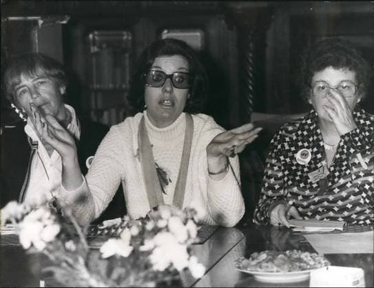 Vereinigtes Königreich Irland 1972 - Betty Williams, Anführerin der Ulster-Friedensbewegung, zu Besuch in Westdeutschland: Betty Williams, Anführerin der Ulster Women for Peace-Bewegung, ist auf Einladung der Bundesregierung für vier Tage in Westdeutschland. Nach Besuchen in Hannover und Bonn, wo sie von Bundestagspräsidentin Annmarie Ranger empfangen wurde, ist Betty Williams nun in Hamburg. Die Belfaster Hausfrau und zweifache Mutter wird in diesem Jahr von der Berliner Sektion der Internationalen Liga für Menschenrechte mit der Carl-von-Osaietzky-Medaille ausgezeichnet. Sie wird diese Auszeichnung mit Mairead Corrigan und Ciaran McKeown teilen. Foto: Betty Williams und die beiden Mitglieder des SPD-Frauenbundes, Barbara Harmwichmann un  Copyright: xUnitedxArchivesx xkpaxKeystonex 19600111_baf_k09_623