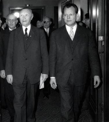Bundeskanzler Konrad Adenauer 1876 - 1967 11. Januar 1960 - Berlin, Deutschland - Westdeutschlands erster Bundeskanzler Konrad Adenauer begann seine politische Karriere als Mitglied des Kölner Stadtrats und wurde Oberbürgermeister der Stadt. Adenauer wurde am 15. September 1949 zum Bundeskanzler der Bundesrepublik Deutschland gewählt. Im Bild: Konrad Adenauer und der Berliner Bürgermeister Willy Brandt ziehen für das Land Berlin ins Landtag ein. Berlin Germany *** Federal Chancellor Konrad Adenauer 1876 1967 11 January 1960 Berlin, Germany West Germany first Federal Chancellor Konrad Adenauer began its political Career as Member of Cologne City Council and was Lord Mayor the City Adenauer was on 15 September 1949 to Federal Chancel  Copyright: xUnitedxArchivesx xkpaxKeystonex 19600111_nin_k09_960