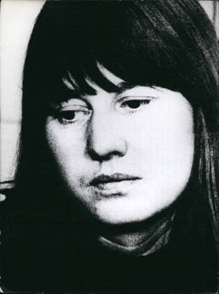 Verbrechen Kriminelle Richter Anwälte Prozesse 1974 - Ulrike Meinhof begeht Selbstmord im Gefängnis: Fast ein Jahr nach Beginn des Prozesses gegen führende Mitglieder der anarchistischen Beader Meinhof-Gruppe ist ein weiteres Mitglied der Gruppe in Haft gestorben. Ulrike Meinhof (41-Bild) wurde am 9. Mai tot in ihrer Zelle der Justizvollzugsanstalt Stuttgart-Stammheim aufgefunden, nachdem sie sich mit einem Handtuch erhängt hatte. Am 9. November 1974 war Holger Meins, ebenfalls einer der Anführer der Gruppe, während eines Hungerstreiks gestorben. Ulrike Meinhof wurde am 7. Oktober 1934 in Oldenburg (Norddeutschland) geboren. Sie studierte Philosophie, Pädagogik, Soziologie und Germanistik. Von 1960 bis 1964 war sie Chefredakteurin  Copyright: xUnitedxArchivesx xkpaxKeystonex 19600112_baf_k09_1934