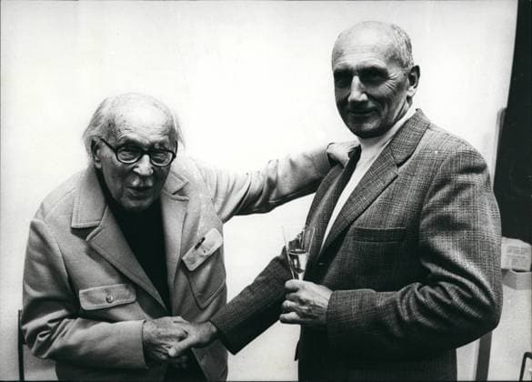 Zahnärzte Ärzte Erfinder Medizin Wissenschaft 1962 Nobelpreisträger Leopold Ruzicka, Professor für Chemie (Schweiz). Ruzika (links) und Professor Prelos. *** Dentists Doctors Inventor Medicine Science 1962 Nobel Laureate Leopold Ruzicka, Professor for Chemistry Switzerland Ruzika left and Professor Prelos  Copyright: xUnitedxArchivesx xkpaxKeystonex 19600112_baf_k09_2417