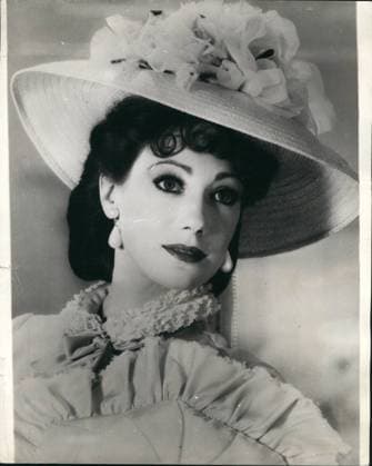 1960-1969 Schauspieler Schauspielerin 1969 – Die neue Vivian Leigh: Die bezaubernde Marisa Berenson gilt als die glücklichste Hollywood-Schauspielerin des Jahres. Der Grund? Dank ihres ähnlichen Aussehens ergatterte sie die Hauptrolle in einem neuen Film namens Vivien Leigh . Der Film basiert auf der Bestseller-Biografie über das aufregende Leben der verstorbenen Miss Leigh. Marisa ist vor allem für ihre preisgekrönte Rolle als beste Nebendarstellerin im Film Cabaret bekannt. Hier ist sie als Vivien Leigh in ihrer klassischen Rolle aus Verschwunden zu sehen. *** 1960 1969 Actors Actress 1969 – the New Vivian Leigh the Charming Marisa Berenson applies as the happiest Hollywood Actress of Year the reason Thanks to their similar App  Copyright: xUnitedxArchivesx xkpaxKeystonex 19600112_baf_k09_910