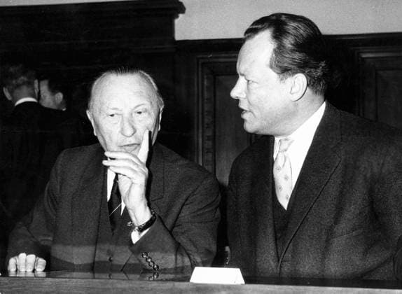 Bundeskanzler Konrad Adenauer 1876 - 1967 12. Januar 1960 - Berlin, Deutschland - Westdeutschlands erster Bundeskanzler Konrad Adenauer begann seine politische Karriere als Mitglied des Kölner Stadtrats und wurde Oberbürgermeister der Stadt. Adenauer wurde am 15. September 1949 zum Bundeskanzler der Bundesrepublik Deutschland gewählt. Im Bild: Konrad Adenauer mit Berlins Regierendem Bürgermeister Willy Brandt. Berlin Germany *** Federal Chancellor Konrad Adenauer 1876 1967 12 January 1960 Berlin, Germany West Germany first Federal Chancellor Konrad Adenauer began its political Career as Member of Cologne City Council and was Lord Mayor the City Adenauer was on 15 September 1949 to Federal Chancellor the Federal Republic Germany elected  Copyright: xUnitedxArchivesx xkpaxKeystonex 19600112_mab_k09_354