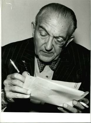 Regisseur Dramatiker Produzent Drehbuchautor 31. März 2012 - 5.12.7980: 90. Geburtstag von Fritz Lang (+) Am 5. Dezember wäre der bekannte Regisseur und Filmproduzent Fritz Lang 90 Jahre alt geworden. Geboren 1890 in Wien, war er während der Weimarer Republik der genialste Filmregisseur. 1919 drehte er seinen ersten Film Halbblut, berühmt wurde er jedoch 1921 mit dem Streifen Der müde Tod, einem perfektionierten Spiel von Licht und Schatten und der Hervorhebung architektonischer Strukturen. Danach drehte er erfolgreiche Filme wie Dr. Zu den weiteren Dreharbeiten gehörten Dr. Marbuse, der Spieler (1922), Die Nibelungen (1924), Metropolis (1926), Männerstadt sucht einen Mörder (1931) und  Copyright: xUnitedxArchivesx xkpaxKeystonex 19600113_baf_k09_1930