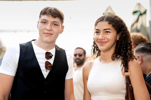 Luna Mwezi mit Gast bei der Premiere des ARD Fernsehfilms Stabil Verleihung des CineMerit Awards auf dem 42. Filmfest München 2025 im Gloria Palast. München, 01.07.2025