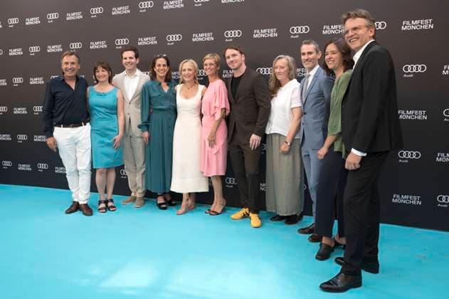Thomas Linsmayer, Julia Weigl, Gillian Anderson, Raynor Winn, Christoph Gröner mit Team bei der Premiere des Kinofilms Der Salzpfad The Salt Path und des Verleihung des CineMerit Awards auf dem 42. Filmfest München 2025 im Deutschen Theater. München, 01.07.2025