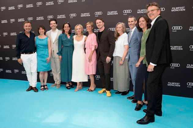 Thomas Linsmayer, Julia Weigl, Gillian Anderson, Raynor Winn, Christoph Gröner mit Team bei der Premiere des Kinofilms Der Salzpfad The Salt Path und des Verleihung des CineMerit Awards auf dem 42. Filmfest München 2025 im Deutschen Theater. München, 01.07.2025