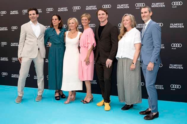 Julia Weigl, Gillian Anderson, Raynor Winn und Team bei der Premiere des Kinofilms Der Salzpfad The Salt Path und des Verleihung des CineMerit Awards auf dem 42. Filmfest München 2025 im Deutschen Theater. München, 01.07.2025
