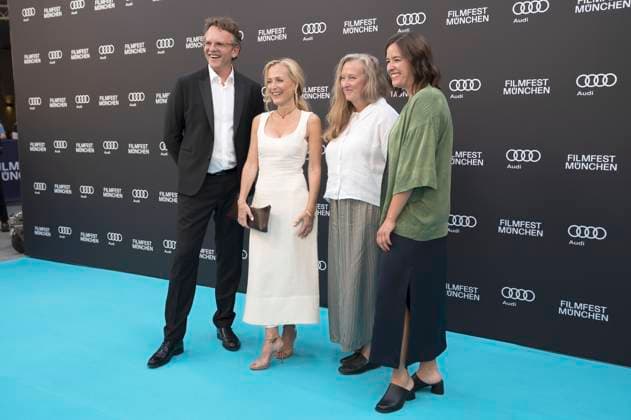 Christoph Gröner, Gillian Anderson, Raynor Winn und Julia Weigl bei der Premiere des Kinofilms Der Salzpfad The Salt Path und des Verleihung des CineMerit Awards auf dem 42. Filmfest München 2025 im Deutschen Theater. München, 01.07.2025
