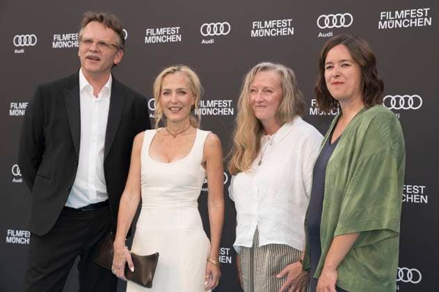 Christoph Gröner, Gillian Anderson, Raynor Winn und Julia Weigl bei der Premiere des Kinofilms Der Salzpfad The Salt Path und des Verleihung des CineMerit Awards auf dem 42. Filmfest München 2025 im Deutschen Theater. München, 01.07.2025