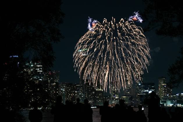 Canada Day Fireworks in Toronto TORONTO, CANADA - JULY 1 : A photo taken from Toronto Centre Island shows fireworks lighting up the Toronto skyline during the Canada Day in Ontario, Canada on July 1, 2025. Mert Alper Dervis Anadolu Toronto Canada. Editorial use only. Please get in touch for any other usage.  Copyright: x2025xAnadoluxMertxAlperxDervisx