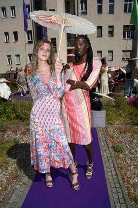 Lucy Hellenbrecht und Awa Ndiaye zu Gast bei der Fashion Show von Anja Gockel Von welchen Farben traeumt dein Glueck in Rahmen der Berlin Fashion Week 2025 am 01.Juli 2025 in Berlin Berlin Deutschland