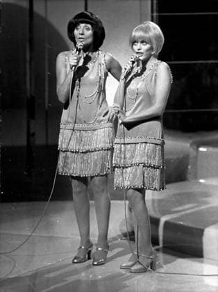 Bands Komponisten Instrumente Musiker Oper Orchester Schallplatten Sänger Songwriter Symphonien 1972 Anny Cordy (links) und Mireille Mathieu (rechts) singen ein Duett für eine Fernsehshow. *** Bands Composers Instruments musicians Opera Orchestra Records Singers Songwriter Symphonies 1972 Anny CORDY left and Mireille Mathieu right Singing a Duet for a TV show  Copyright: xUnitedxArchivesx xkpaxKeystonex 19600115_baf_k09_418