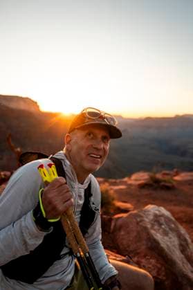 Creative Highlights Symbolbilder White male in his early 50s runs the Grand Canyon. United States, Arizona, Grand Canyon Village CR_KYLA250701-1777252-01 ,model released, Symbolfoto