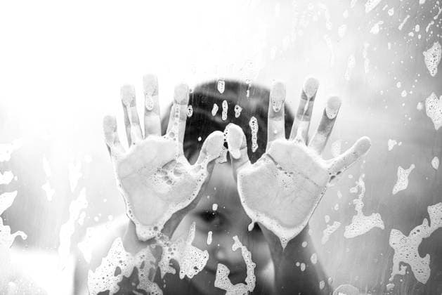 Creative Highlights Symbolbilder Little girl peeking through soapy hands on shower door black and white Rockford, MN, United States R_RDOL210406C-680842-01 ,model released, Symbolfoto