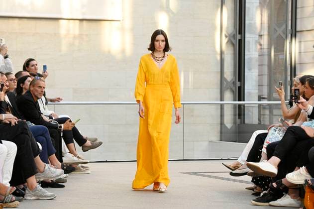 Model bei der Marc Cain Fashion Show A Quiet Rebellion auf der Berlin Fashion Week S S 2026 im Pei-Bau - Deutsches Historisches Museum. Berlin, 01.07.2025