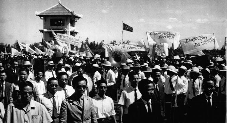 Kambodscha Philippinen Vietnam 1967 – Südvietnamesen demonstrierten in der entmilitarisierten Zone südlich des 17. Breitengrads, der Nord- und Südvietnam trennt, für die Wiedervereinigung des Landes. Im Hintergrund wehte die kommunistische Flagge Nordvietnams. *** Cambodia Philippines Vietnam 1967 – South Vietnamese demonstrated in the demilitarized Zone south of 17 latitude, the North and South Vietnam separates, for the Reunification of Country at Background blowing the communist Flag North Vietnam  Copyright: xUnitedxArchivesx xkpaxKeystonex 19600117_baf_k09_2393