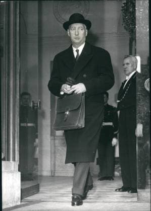 Frankreich Monaco Sark 2. Februar 1960 - Treffen des Algerischen Komitees im Élysée-Palast. Mitglieder des Algerischen Komitees trafen sich heute Morgen im Élysée-Palast, um unter dem Vorsitz von General De Gaulle algerische Probleme zu besprechen. Das Foto zeigt M. Messmer, Minister der Streitkräfte, beim Verlassen des Élysée-Palastes nach dem Treffen heute Morgen. *** France Monaco Sark 2 February 1960 Meeting of Algerian Committees at analysis Palace Members of Algerian Committees met itself Today Tomorrow at analysis Palace, at at the Chair from General de Gaulle Algerian Problems to Discuss the Photo shows M Messmer, Minister the Armed forces, at leave of analysis Palace to the Meeting Today Tomorrow  Copyright: xUnitedxArchivesx xkpaxKeystonex 19600202_baf_k09_137