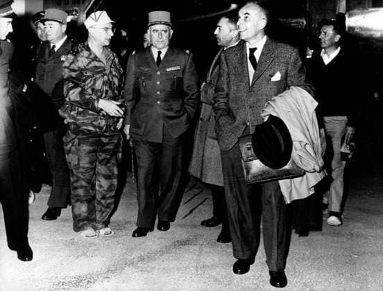 General Charles Ailleret 1907 - 1968 14. Februar 1960 - Reggane, Frankreich - Die erste französische Atombombe explodierte pünktlich in Reggane. IM BILD: (LR) General BUCHALET, Direktor für militärische Anwendungen im Kommissariat für Atomenergie; General CHARLES AILLERET, Kommandeur der Spezialwaffen; LAVAUD, Stabschef; PIERRE COUTURE, Hauptverwalter des Kommissariats für Atomenergie und PIERRE GUILLAUMAT, beigeordneter Minister beim Premierminister (ehemaliger Minister der Streitkräfte). Reggane France *** General Charles Ailleret 1907 1968 14 February 1960 Reggane, France the First French Atomic bomb exploded on time in Reggane at Picture LR General BUCHALET, Director for military Applications at Commissioner s Office for Nuclear Ene  Copyright: xUnitedxArchivesx xkpaxKeystonex 19600214_mab_k09_097