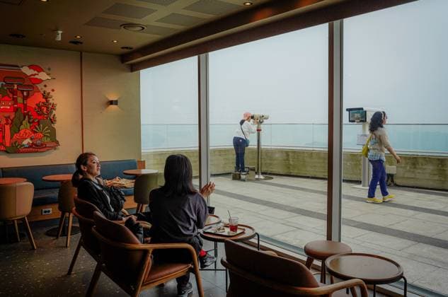 Starbucks schließt in Südkorea temporär alle Filialen, Archivbilder 2025 DMZ Starbucks in Gimpo, South Korea - 27 Jun Visitors are observing North Korea at the Starbucks Café housed at the Jogang Observatory. Aegibong Peace Ecological Park in Gimpo, South Korea, the newly opened 30-seat Starbucks Café brews with a a distant view of North Korea, approximately 1.4 kilometres away. Gimpo South Korea Copyright: xJasminexLeungx xSOPAxImagesx JLEUNG_011