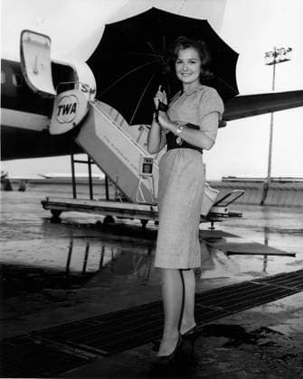 Schauspielerin Shelley Fabares 1944 - 23. August 1961 - New York, NY, USA - Schauspielerin SHELLEY FABARES kommt an einem regnerischen Tag mit einem TWA-Flugzeug am New York International Airport an. New York New York U.S. *** Actress Shelley FABARES 1944 23 August 1961 New York, NY, USA Actress Shelley FABARES comes to a rainy Day with a TWA Airplane on New York International Airport to New York New York U S  Copyright: xUnitedxArchivesx xkpaxKeystonex 19600508_cab_k09_338