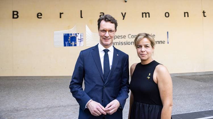 News Themen der Woche KW27 NRW Wuest und Wirtschaft 02.07.1999, Belgium, Brussels, EU Commission, Besuch einer Wirtschaftsdelegation mit Ministerpräsident hendrik Wüst und Ministerin Mona Neubauer, Teilnehmer: Teilnehmer der Landesregierung: ÂßMinisterpräsident Hendrik Wüst ÂßStellvertretende Ministerpräsidentin und Ministerin für Wirtschaft, Industrie, Klimaschutz und Energie Mona Neubaur ÂßMinister für Bundes- und Europaangelegenheiten, Internationales sowie Medien und Chef der Staatskanzlei Nathanael Liminski Teilnehmer der Unternehmen: ÂßLeonhard Birnbaum, E.ON ÂßCarsten Knobel, Henkel ÂßChristian Kullmann, Evonik ÂßMichael Lewis, Uniper ÂßMiguel Lopez, Thyssenkrupp ÂßTobias Meyer, DHL ÂßArmin Papperger, Rheinmetall ÂßJuan Santamaria Cases, Ho