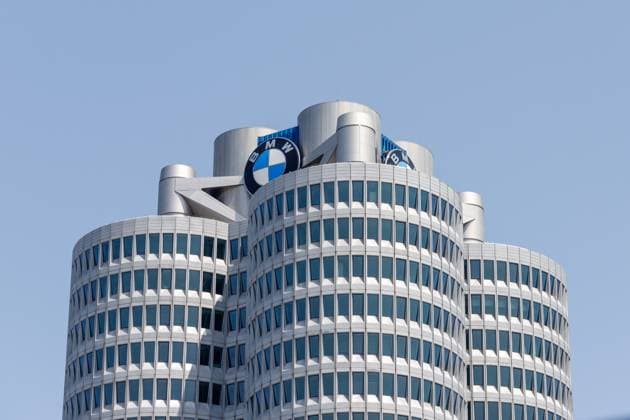 München, Deutschland - 14. Juni 2025: Nahaufnahme des Gebäudes der BMW-Zentrale in München mit seinem einzigartigen Vierzylinder-Design und dem BMW-Logo vor einem klaren blauen Himmel. *** Munich, Germany 14 June 2025 Close-up of Building the BMW Head office in Munich with his unique Four-cylinder Design and the BMW Logo before a clear blue Sky 1127501002