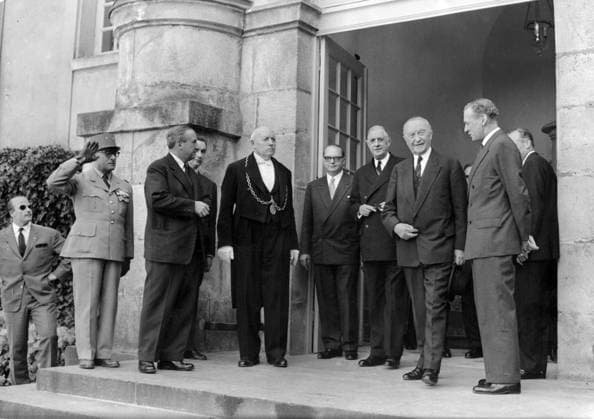 Französischer Präsident trifft westdeutsche Führung 30. Juli 1960 – Rambouillet, Frankreich – Der erste Bundeskanzler der Bundesrepublik Deutschland, Konrad Adenauer, trifft den französischen Präsidenten Charles de Gaulle in Rambouillet am Ende des zweiten Tages der Gespräche zwischen dem französischen Präsidenten und dem deutschen Bundeskanzler. Sie waren umgeben von den westdeutschen Außenministern Henrich von Brentano und Maurice Couve de Murville. Rambouillet France *** French President meets West Germans guided tour 30 July 1960 – Rambouillet, France – the First Federal Chancellor the Federal Republic Germany, Konrad Adenauer, meets the French Presidents Charles de Gaulle in Rambouillet on End of second Day the Talks between the F  Copyright: xUnitedxArchivesx xkpaxKeystonex 19600730_mab_k09_006