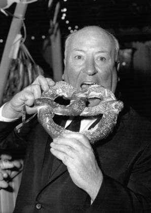 Regisseur Dramatiker Produzent Drehbuchautor 9. September 1960 - Vorsicht: Diese Brezel könnte mit Dynamit geladen sein! Doch der amerikanische Krimiregisseur Alfred Hitchcock scheint dies nicht zu befürchten, als er am 27. September die Oktoberfestspiele in München besucht - Hitchcock kam anlässlich der deutschen Erstaufführung seines Films Psycho nach München. Copyright: xUnitedxArchivesx xkpaxKeystonex 19600909_baf_k09_244