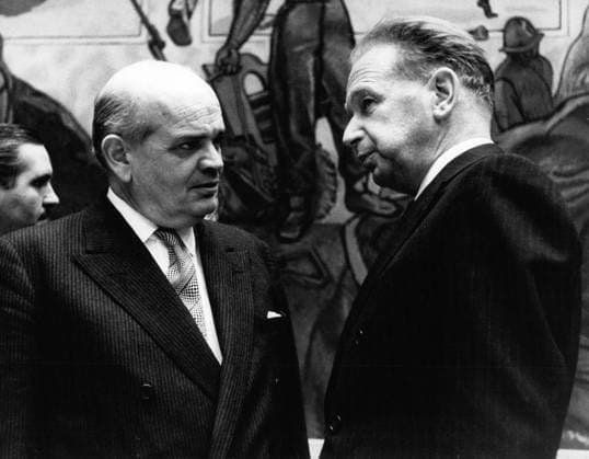 Bewegungen Organisationen 2. Februar 1961 – Der Sicherheitsrat nimmt die Beratungen zur Lage im Kongo wieder auf. UN: Der Sicherheitsrat, der die Beratungen zur Lage in der Republik Kongo wieder aufnahm, hörte heute Nachmittag Erklärungen des UN-Generalsekretärs und des Vertreters der Vereinigten Arabischen Republik. Hier, kurz vor Beginn der Sitzung, tauschte sich Botschafter Omar Loutfi (l.) der Vereinigten Arabischen Republik und Ratspräsident des letzten Monats mit Generalsekretär Dag Hammarskjöld aus. Copyright: xUnitedxArchivesx xkpaxKeystonex 19610202_baf_k09_106