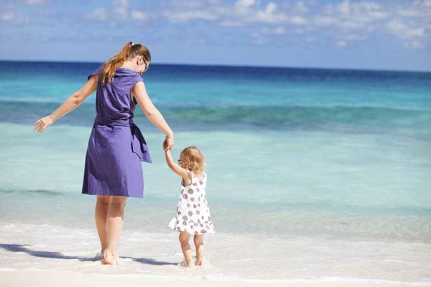 Mutter und Tochter am Strand, La Digue, Indischer Ozean, Seychellen, Afrika Mother and daughter on the beach, La Digue, Indian Ocean, Seychelles, Africa Copyright: imageBROKER McPHOTOx xAlexander iblbhj10525293.jpg ,model released, Symbolfoto ,property released