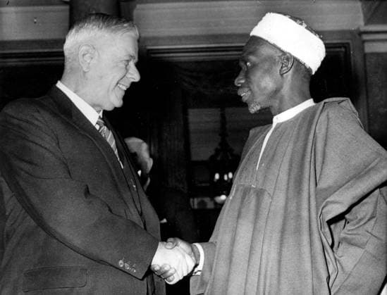 Premierminister von Südafrika Hendrik Verwoerd 1901 - 1966 8. März 1961 London, England, Großbritannien Auf der Commonwealth-Konferenz verkündete Hendrik Verwoerd den Austritt Südafrikas aus dem Commonwealth of Nations. Er wird oft als Architekt der Apartheid bezeichnet, da er Anfang der 1950er Jahre als Minister für Eingeborenenangelegenheiten die Rassenideologie und -politik des Apartheid-Regimes maßgeblich prägte. Im Bild: Verwoerd schüttelt dem nigerianischen Premierminister Sir Abubakar Tafawa Balewa auf der Konferenz die Hand. London England UK *** Prime Minister from South Africa Hendrik VERWOERD 1901 1966 8 March 1961 London, England, Great Britain at the Commonwealth Conference announced Hendrik VERWOERD t  Copyright: xUnitedxArchivesx xkpaxKeystonex 19610308_nin_k09_038