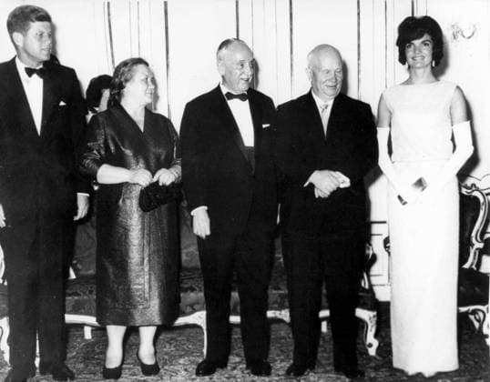 Präsident John F. Kennedy 1917 - 1963 28. März 1961 - Wien, Österreich - Am Abend des 3. Juni gab der österreichische Bundespräsident Adolf Schärf ein Galadinner zu Ehren von Präsident Kennedy und Premierminister Chruschtschow und ihren Frauen im Schloss Schönbrunn in Wien. Dieses Bild zeigt (von links): US-Präsident Kennedy, Frau Nina Chruschtschow und Frau Jackie Kennedy. Vienna Wein Austria *** President John F Kennedy 1917 1963 28 March 1961 Vienna, Austria on Evening of 3 June GAB the Austrian Federal President Adolf Sharpening a Gala Dinner to Honours from President Kennedy and Prime Minister Khrushchev and their Women at Castle Schönbrunn in Vienna This Picture shows from left US President Kennedy, Woman Nina Khrushchev and Woman  Copyright: xUnitedxArchivesx xkpaxKeystonex 19610328_mab_k09_405