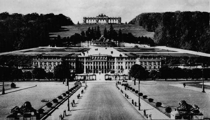 Erben Erbin Mitglieder des Königshauses Prominente 5. Mai 1961 – In Wien finden Vorbereitungen für das Treffen zwischen dem russischen Präsidenten Chruschtschow und dem amerikanischen Präsidenten John F. Kennedy statt. Die Gespräche am Samstag finden in der Wiener Residenz des amerikanischen Botschafters statt, wo sie gemeinsam zu Mittag essen. Die Gespräche und das Mittagessen am Sonntag finden in der russischen Botschaft statt. Am Samstagabend gibt der österreichische Präsident Dr. Scharf ein Staatsdinner im Schloss Schönbrunn. Das Foto zeigt einen Blick auf das Schloss Schönbrunn in Wien, wo die beiden Staatschefs am Samstagabend an einem Staatsdinner teilnehmen. *** Heirs Heiress Members of Royal Family Celebrities 5 May 1961  Copyright: xUnitedxArchivesx xkpaxKeystonex 19610505_baf_k09_001