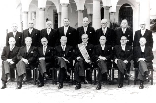 Premierminister von Südafrika Hendrik Verwoerd 1901 - 1966 31. Mai 1961 London, England, Vereinigtes Königreich Das erste Kabinett der Republik Südafrika nach dem Austritt Südafrikas aus dem Commonwealth of Nations. IM BILD: In der Mitte mit einer Schärpe Präsident CHARLES R. SWART, links, neben ihm Premierminister HENDRIK VERWOERD, oft als Architekt der Apartheid bezeichnet. London England UK *** Prime Minister from South Africa Hendrik VERWOERD 1901 1966 31 May 1961 London, England, United Kingdom the First Cabinet the Republic South Africa to the Resignation South Africa from the Commonwealth of Nations at Picture in the Middle with a Sash President Charles r SWART, left, next to him Prime Minister Hendrik VERWO  Copyright: xUnitedxArchivesx xkpaxKeystonex 19610531_nin_k09_041