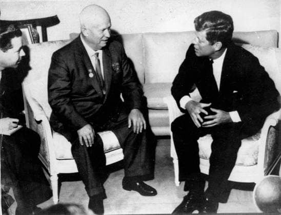 Präsident John F. Kennedy 1917 - 1963 3. Juni 1961; Wien, Österreich; Der russische Premierminister Nikita Kruschtschew und der US-Präsident John F. Kennedy treffen sich in Wien Vienna Wein Austria *** President John F Kennedy 1917 1963 3 June 1961 Vienna, Austria the Russian Prime Minister Nikita Krushchev and the US President John F Kennedy Meeting itself in Vienna Vienna Wine Austria  Copyright: xUnitedxArchivesx xkpaxKeystonex 19610603_kts_k09_863
