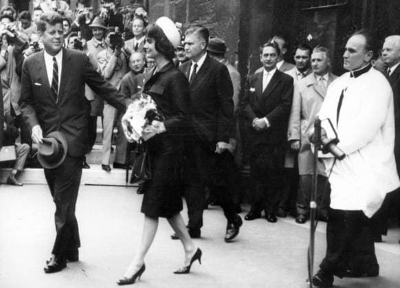 Präsident John F. Kennedy 1917–1963 und Jacqueline Kennedy Onassis 1929–1994 4. Juni 1961 - Wien, Österreich - Am zweiten Tag ihrer Gespräche trafen sich der US-Präsident John F. Kennedy und der sowjetische Ministerpräsident N. Chruschtschow in der sowjetischen Botschaft in Wien. Anschließend besuchten der US-Präsident und seine Frau Jacqueline Kennedy den Stephansdom in Wien. Das Bild zeigt Präsident Kennedy, wie er seiner Frau beim Verlassen des Doms den Arm reicht. Vienna Vienna, Austria Wein Austria *** President John F Kennedy 1917-1963 and Jacqueline Kennedy Onassis 1929-1994 4 June 1961 Vienna, Austria on second Day their Talks met itself the US President John F Kennedy and the Soviet Prime Minister n Khrushchev in the Soviet Mess  Copyright: xUnitedxArchivesx xkpaxKeystonex 19610604_mab_k09_217